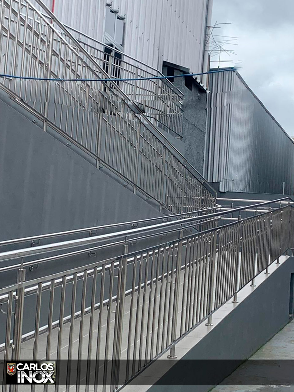 Rampa industrial com guarda-corpo duplo